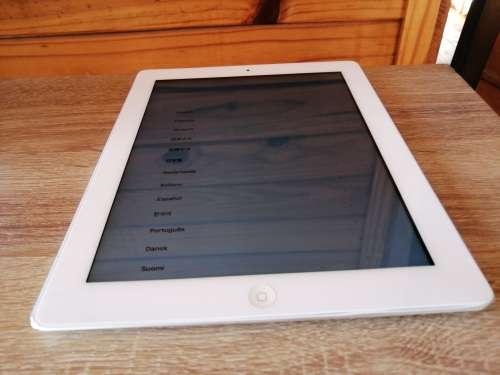 ****APPLE IPAD A1430  3RD GEN, 3G AND WIFI  32GB, 10 INCH SCREEN , WITH POUCH AND CHARGER**