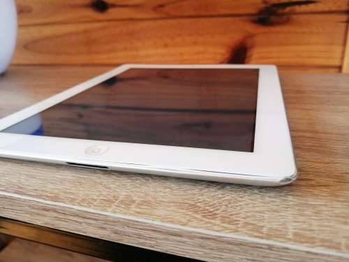 ****APPLE IPAD A1430  3RD GEN, 3G AND WIFI  32GB, 10 INCH SCREEN , WITH POUCH AND CHARGER**