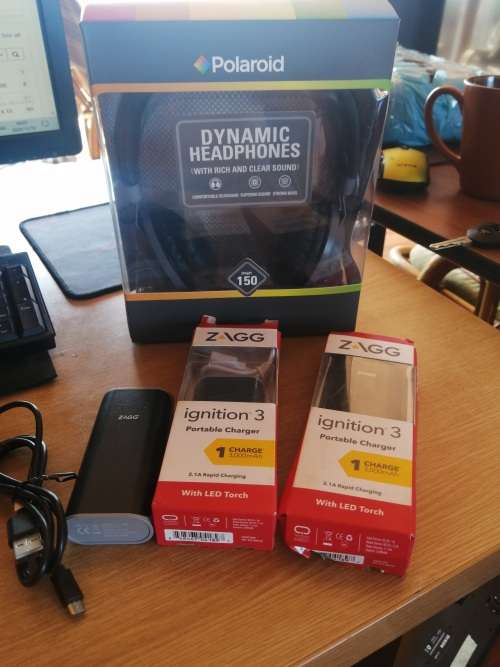 ***BLACK WEEK**FREE FREIGHT**LOT OF ELECTRONICS, HEADHPONES, POWER BANKS, FITNESS SMART BANDS**