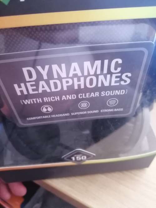 ***BLACK WEEK**FREE FREIGHT**LOT OF ELECTRONICS, HEADHPONES, POWER BANKS, FITNESS SMART BANDS**