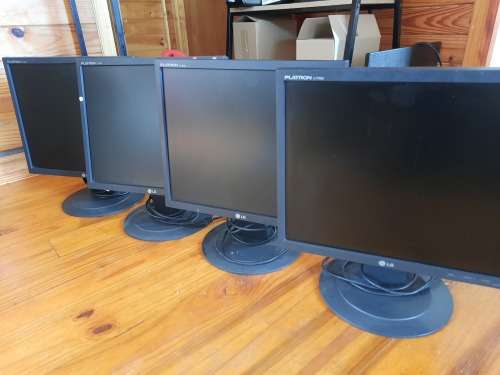 ****LATE ENTRY*******4 X LG FLATRON L1750U LCD MONITOR**WORKING**NO POWER CORDS****1 BID FOR 4***