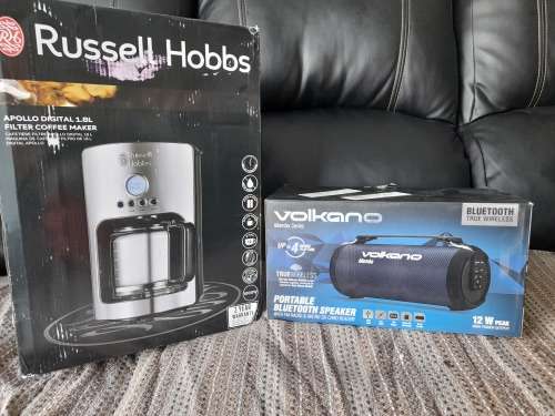 **COMBO DEAL**BRAND NEW RUSSEL HOBBS COFFE MACHINE AND VOLCANO MAMBA BLUETOOTH SPEAKER***