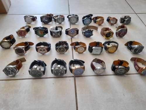 ***START YOUR OWN BUSINESS**FREE FREIGHT**BULK LOT OF 20 WATCHES*BEEN IN STORAGE**SOLD AS PER PICS**