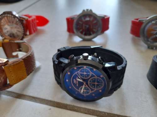***START YOUR OWN BUSINESS**FREE FREIGHT**BULK LOT OF 20 WATCHES*BEEN IN STORAGE**SOLD AS PER PICS**