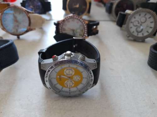 ***START YOUR OWN BUSINESS**FREE FREIGHT**BULK LOT OF 20 WATCHES*BEEN IN STORAGE**SOLD AS PER PICS**