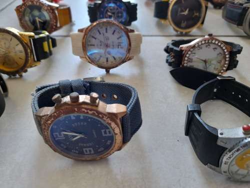 ***START YOUR OWN BUSINESS**FREE FREIGHT**BULK LOT OF 20 WATCHES*BEEN IN STORAGE**SOLD AS PER PICS**