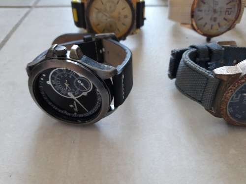 ***START YOUR OWN BUSINESS**FREE FREIGHT**BULK LOT OF 20 WATCHES*BEEN IN STORAGE**SOLD AS PER PICS**