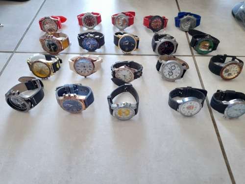 ***START YOUR OWN BUSINESS**FREE FREIGHT**BULK LOT OF 20 WATCHES*BEEN IN STORAGE**SOLD AS PER PICS**