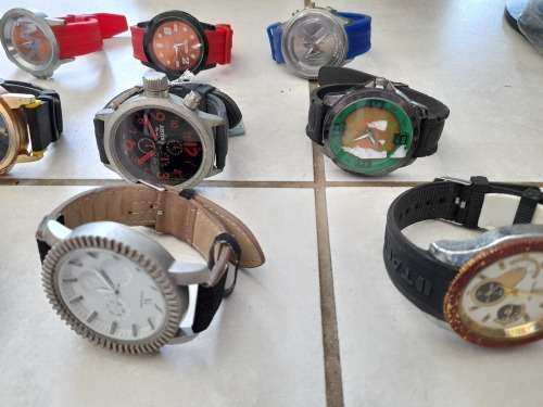***START YOUR OWN BUSINESS**FREE FREIGHT**BULK LOT OF 20 WATCHES*BEEN IN STORAGE**SOLD AS PER PICS**