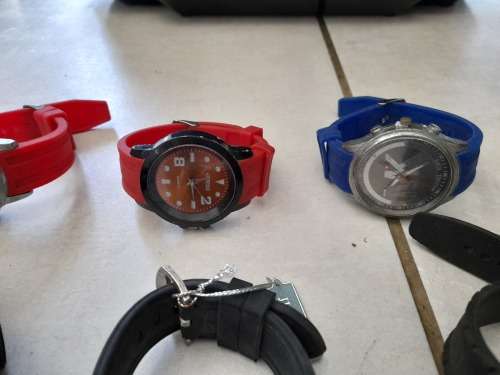 ***START YOUR OWN BUSINESS**FREE FREIGHT**BULK LOT OF 20 WATCHES*BEEN IN STORAGE**SOLD AS PER PICS**