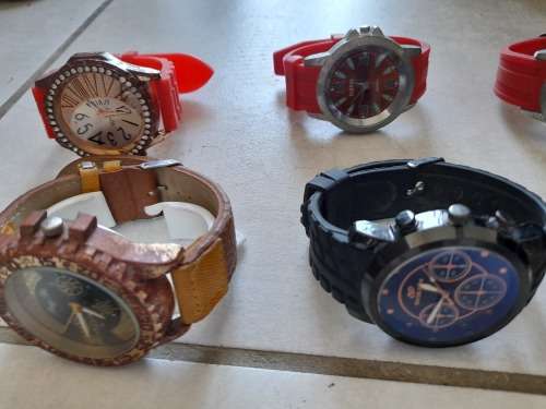 ***START YOUR OWN BUSINESS**FREE FREIGHT**BULK LOT OF 20 WATCHES*BEEN IN STORAGE**SOLD AS PER PICS**
