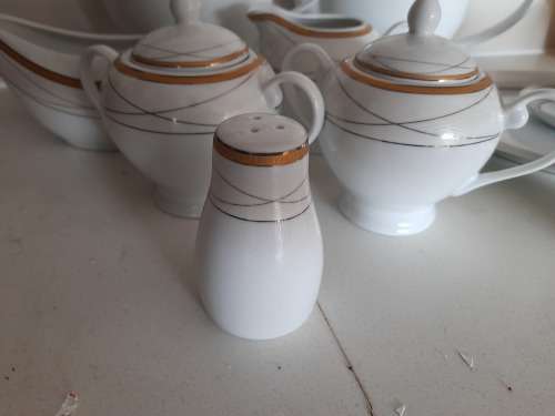 ***EASTER SPECIAL** 2 X NEW TEA SETS AND DINNER ,GRAVY TRAYS**EXCELLENT QUALITY***BIDDING ON BOTH***