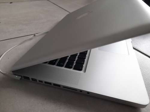 ****FREE FREIGHT FRIDAY***I5 APPLE MAC BOOK PR0 2010 4GB RAM, 500GB HDD**WAS WORKING,NOW NO DISPLAY*