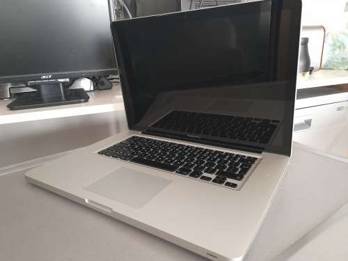 ****FREE FREIGHT FRIDAY***I5 APPLE MAC BOOK PR0 2010 4GB RAM, 500GB HDD**WAS WORKING,NOW NO DISPLAY*