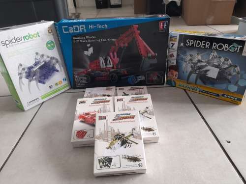 LOT OF QUALITY 3D MOVABLE PUZZLES,BUILD UP SPIDER ROBOTS,  CADFI HITECH MACHINE BUILD UP WITH MOTORS
