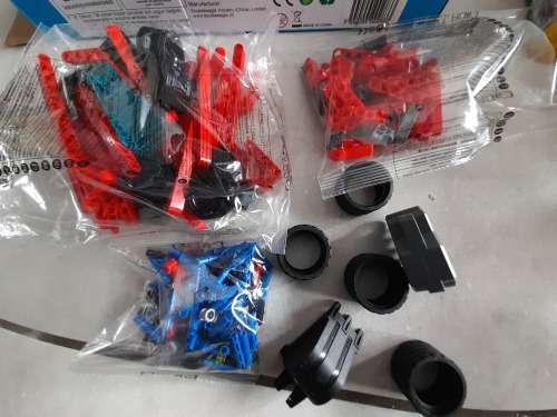 LOT OF QUALITY 3D MOVABLE PUZZLES,BUILD UP SPIDER ROBOTS,  CADFI HITECH MACHINE BUILD UP WITH MOTORS