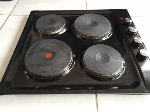 ****HI SENSE 60MM 4 SOLID PLATE HOB***BLACK WITH SILVER KNOBS**