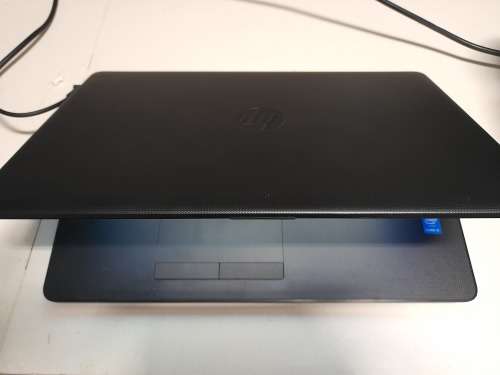 ***FREE FREIGHT FRIDAY****LIKE NEW i3 HP 15 LAPTOP. 4GB RAM, NEW 250GB SSD8888