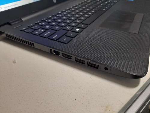 ***FREE FREIGHT FRIDAY****LIKE NEW i3 HP 15 LAPTOP. 4GB RAM, NEW 250GB SSD8888