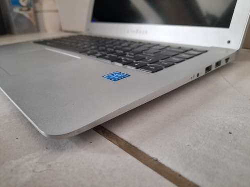 ***FREE FREIGHT FRIDAY****CONNEX LAPTOP DOES NOT TURN ON, NO CHARGER*****