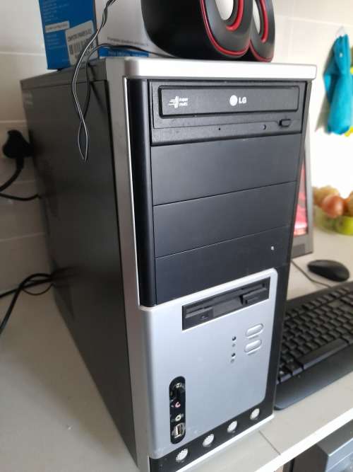 ***COMPLETE PC SET UP**PC BOX, FREE MECER FLATSCREEN, NEW WIRELESS MOUSE, NEW SPEAKERS,***