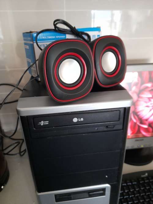 ***COMPLETE PC SET UP**PC BOX, FREE MECER FLATSCREEN, NEW WIRELESS MOUSE, NEW SPEAKERS,***