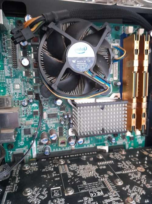 ***GAMING PC BOX****XFX GRAFIX CARD, 2 X APACER RAM CARDS, Intel® 82801GB, LOTS OF FANS ETC*****