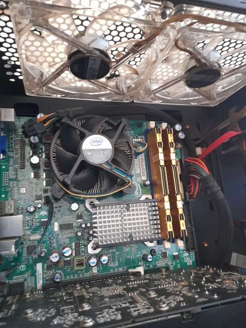 ***GAMING PC BOX****XFX GRAFIX CARD, 2 X APACER RAM CARDS, Intel® 82801GB, LOTS OF FANS ETC*****