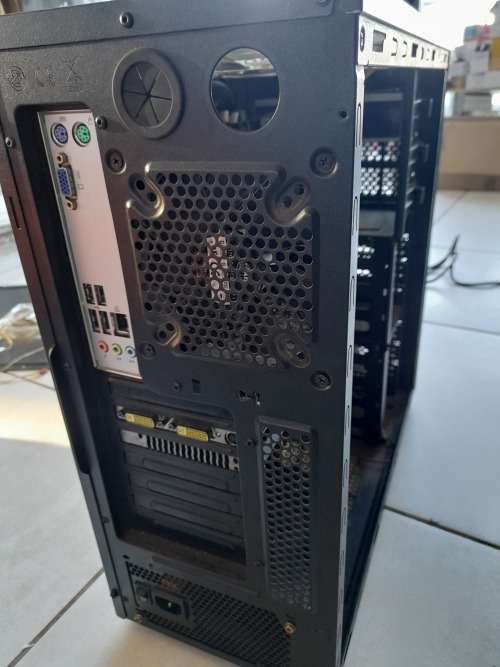 ***GAMING PC BOX****XFX GRAFIX CARD, 2 X APACER RAM CARDS, Intel® 82801GB, LOTS OF FANS ETC*****