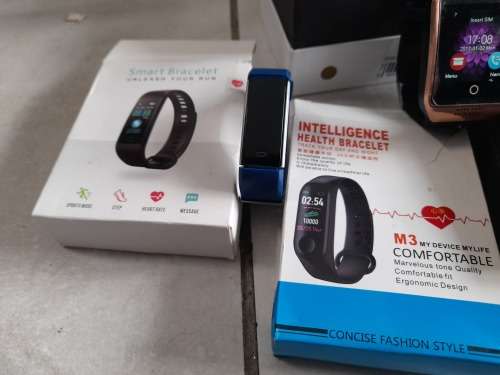 **SNAP FRI SPECIAL**LIQUIDATION STOCk*** LOT OF UNTESTED 3G SMART WATCHES***