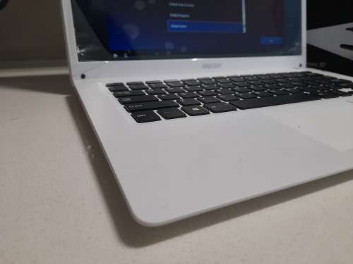 **CLEARANCE SALE***DEMO MECER XPRESSION  Z140C 14.1 WHITE LAPTOP IN BOX WITH CHARGER****