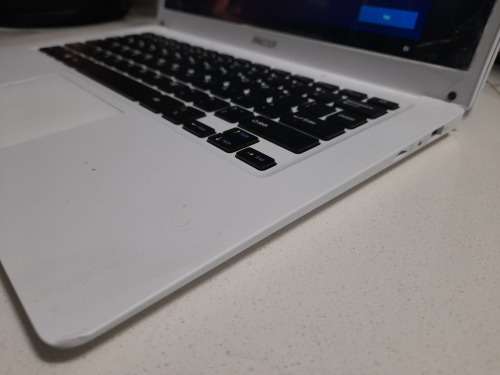 **CLEARANCE SALE***DEMO MECER XPRESSION  Z140C 14.1 WHITE LAPTOP IN BOX WITH CHARGER****