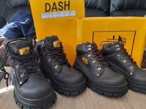 **MONTH END DEAL**2 X BRAND NEW TOP QUALITY DASH BOOTS, SIZE 5 AND SIZE 2***R99 POST