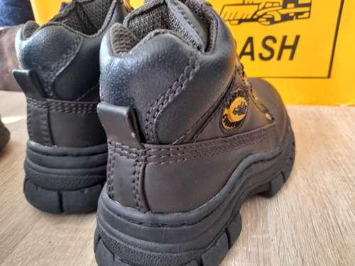 **MONTH END DEAL**2 X BRAND NEW TOP QUALITY DASH BOOTS, SIZE 5 AND SIZE 2***R99 POST