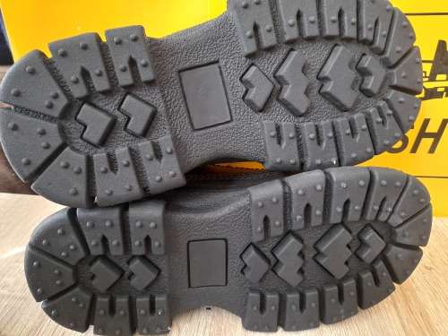 **MONTH END DEAL**2 X BRAND NEW TOP QUALITY DASH BOOTS, SIZE 5 AND SIZE 2***R99 POST