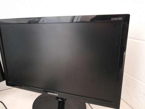 *CRAZY SPECIAL*****2 X SAMSUNG LCD SCREENS, 20 AND 19 INCH**ONE BID FOR BOTH**