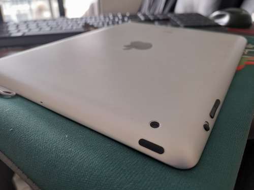 *****APPLE IPAD 2 A1395, EXCELLENT CONDITION WITH CHARGER AND FREE NEW SKULLCANDY BAG*******