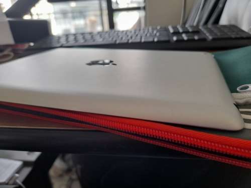 *****APPLE IPAD 2 A1395, EXCELLENT CONDITION WITH CHARGER AND FREE NEW SKULLCANDY BAG*******