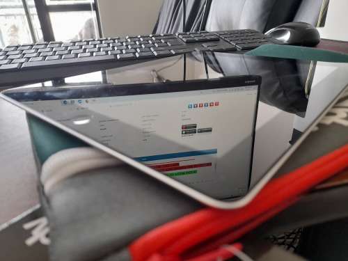 *****APPLE IPAD 2 A1395, EXCELLENT CONDITION WITH CHARGER AND FREE NEW SKULLCANDY BAG*******