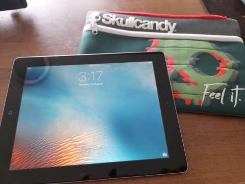 *****APPLE IPAD 2 A1395, EXCELLENT CONDITION WITH CHARGER AND FREE NEW SKULLCANDY BAG*******