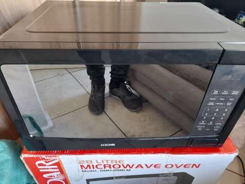 **GOLDAIR 28L BLACK AND MIRROR FINISH DIGITAL  MICROWAVE,****read ad**working**