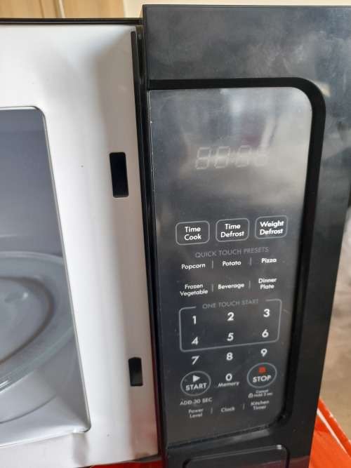 **GOLDAIR 28L BLACK AND MIRROR FINISH DIGITAL  MICROWAVE,****read ad**working**