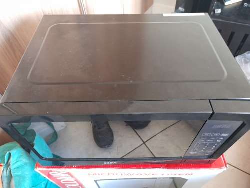 **GOLDAIR 28L BLACK AND MIRROR FINISH DIGITAL  MICROWAVE,****read ad**working**