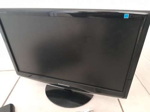 **SPRING SPECIAL*2 X PC SCREENS, SAMSUNG 20INCH, AOC 19 INCH*ONE BID FOR BOTH**