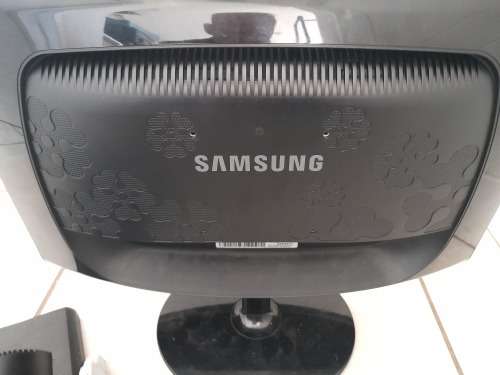 **SPRING SPECIAL*2 X PC SCREENS, SAMSUNG 20INCH, AOC 19 INCH*ONE BID FOR BOTH**