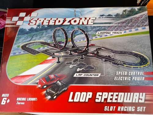 ***SPRING SPECIAL**SPEEDZONE LOOP SPEEDWAY SLOT RACING SET, LIKE NEW IN BOX**