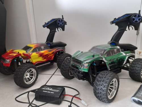 *WOW*A KIDS CHRISTMAS DREAM*2 X ELEC OFF ROAD RC TRUCKS WITH REMOTES AND CHARGER *OVER R5000 VALUE*