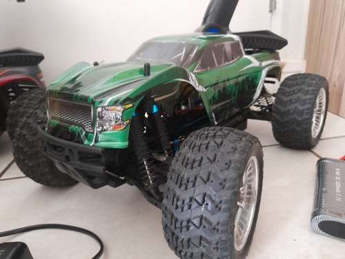 *WOW*A KIDS CHRISTMAS DREAM*2 X ELEC OFF ROAD RC TRUCKS WITH REMOTES AND CHARGER *OVER R5000 VALUE*