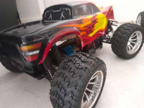 *WOW*A KIDS CHRISTMAS DREAM*2 X ELEC OFF ROAD RC TRUCKS WITH REMOTES AND CHARGER *OVER R5000 VALUE*