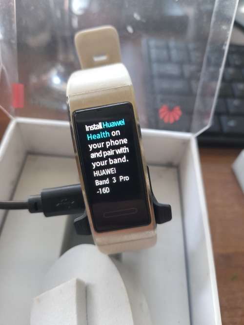 ***WOW**HUAWEI BAND 3 PRO SMART WATCH IN BOX WITH CHARGER ETC**GOLD/CREAM COLOUR**R99 FREIGHT*